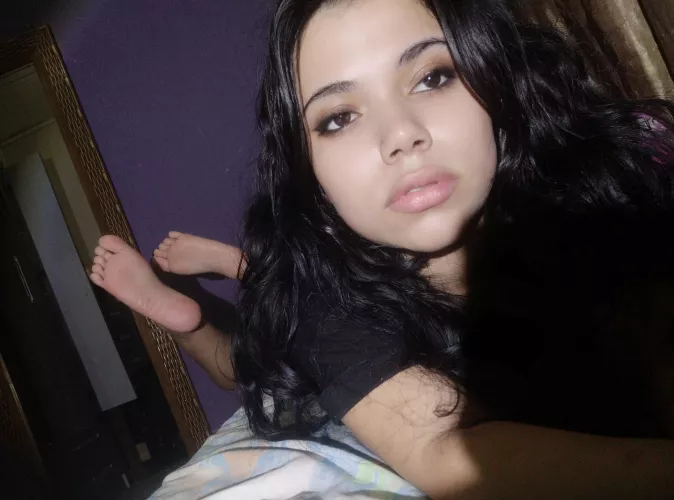 Are you into petite latina feet soles? Dms open for customs <3