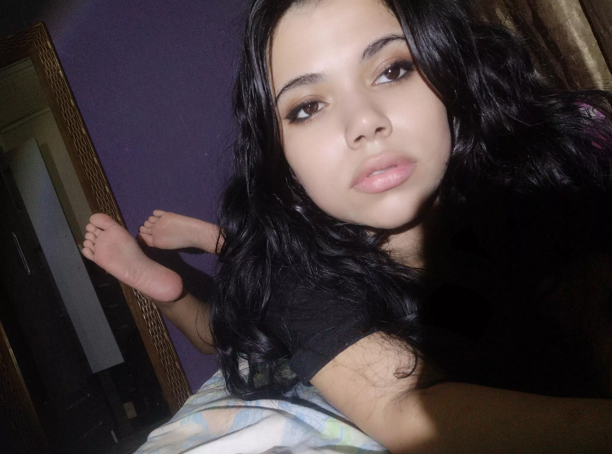 Are you into petite latina feet soles? Dms open for customs <3