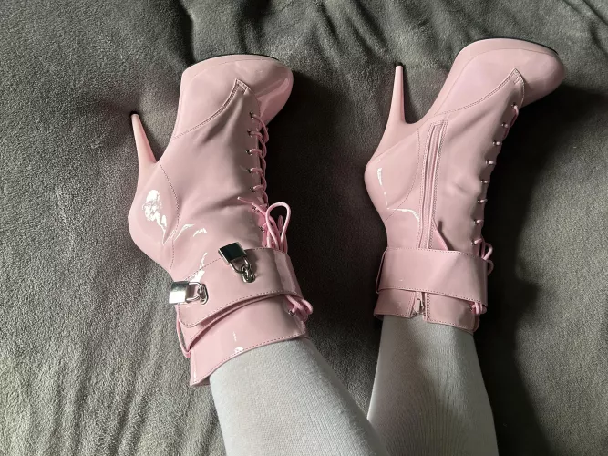 Could someone please cum on my new boots. 😈🩷