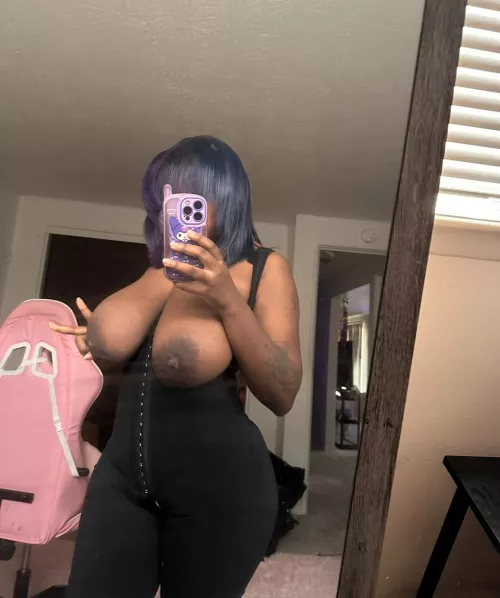 Do yall fw emo ebonys over here? 🖤