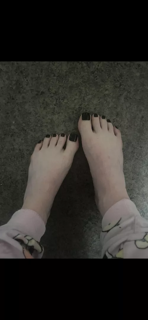 Do you think my feet are cute?🥰