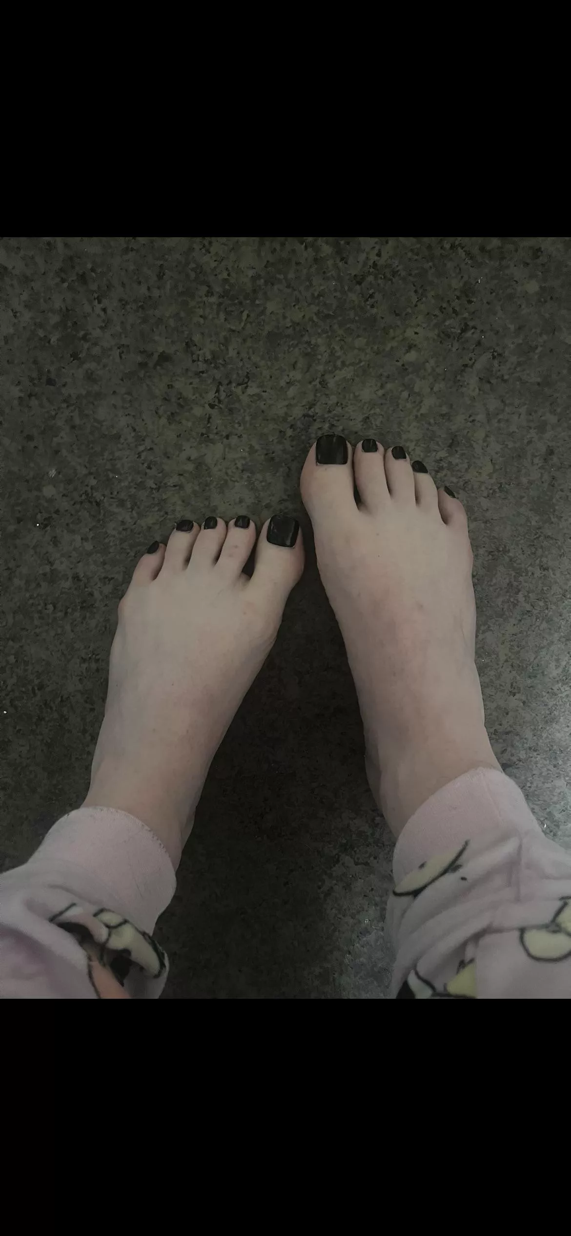 Do you think my feet are cute?🥰