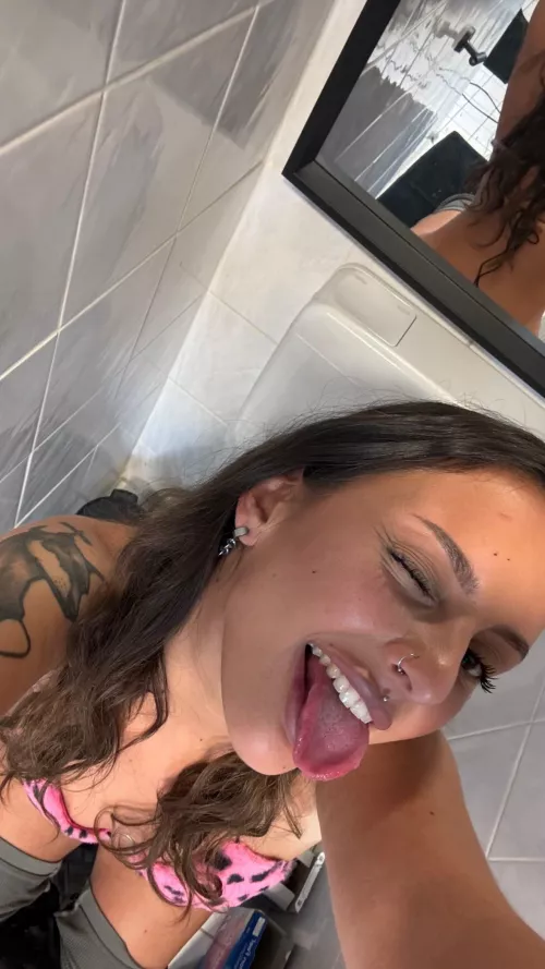 (F) Will es in der Toilette treiben 