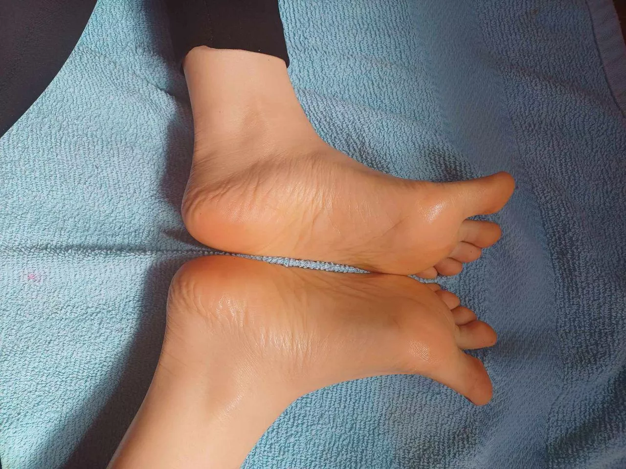 I want to see your tongue on my soles loser