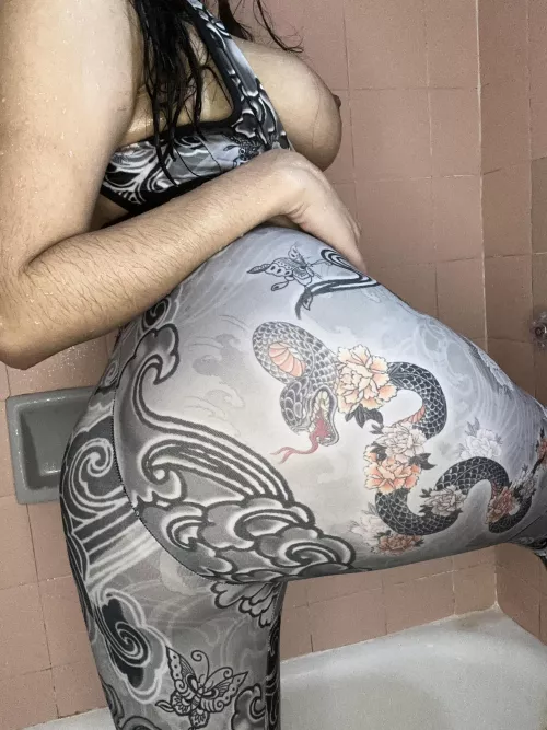 It's so tight that it looks like I don't have any clothes