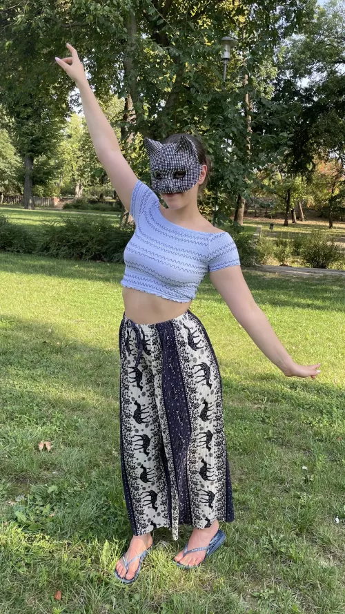 kitty loves to stretch out