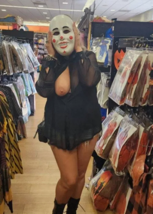 Little costume shopping before the road trip begins.. 🥸