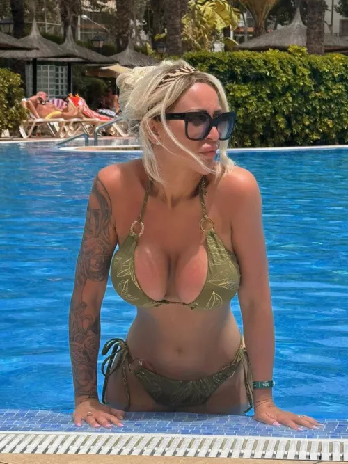 No surprise that a super hot superstar pornstar looks outrageously hot at the pool
