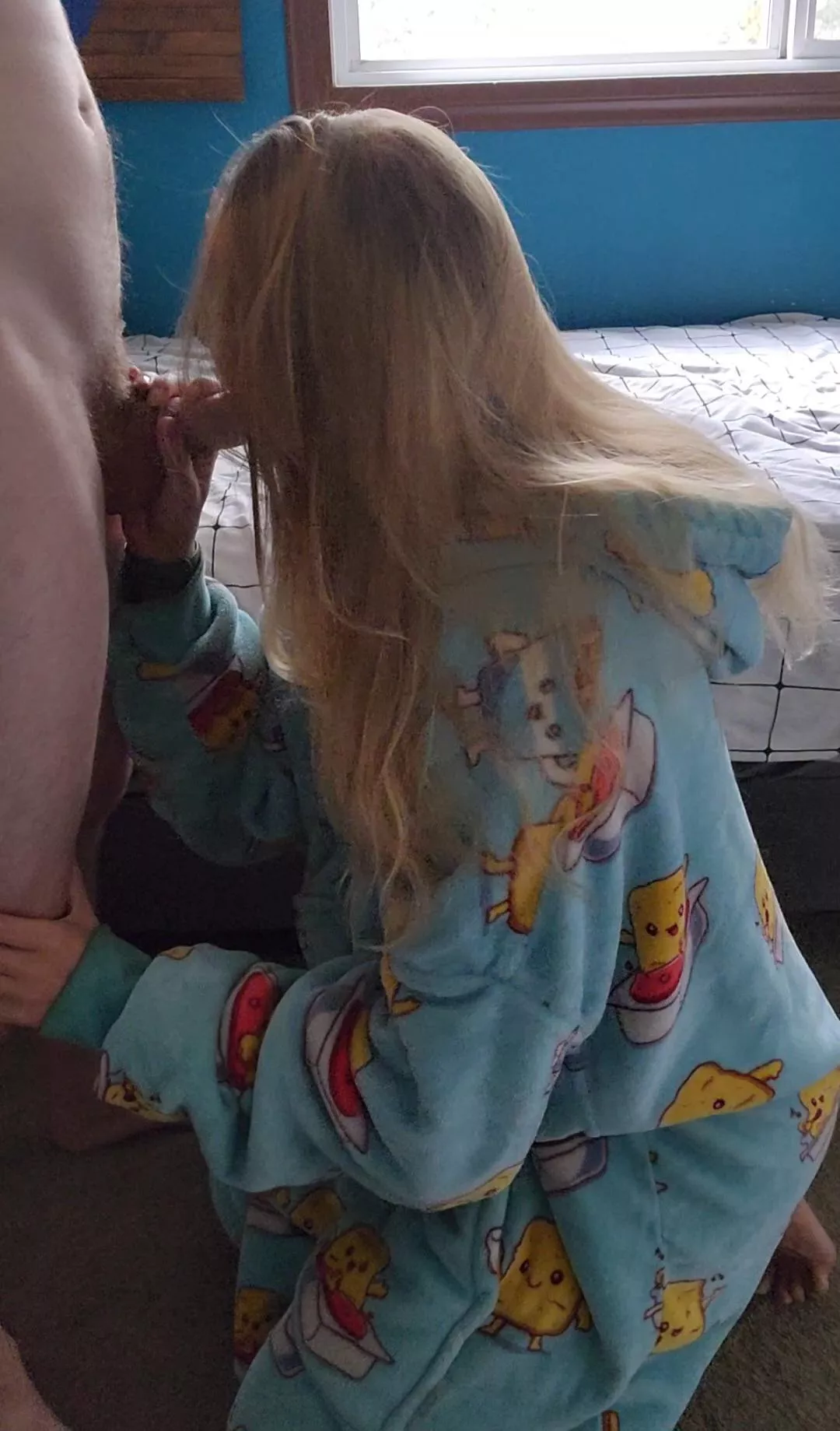 Watch me suck his cock in my big fleece oodie 🥵