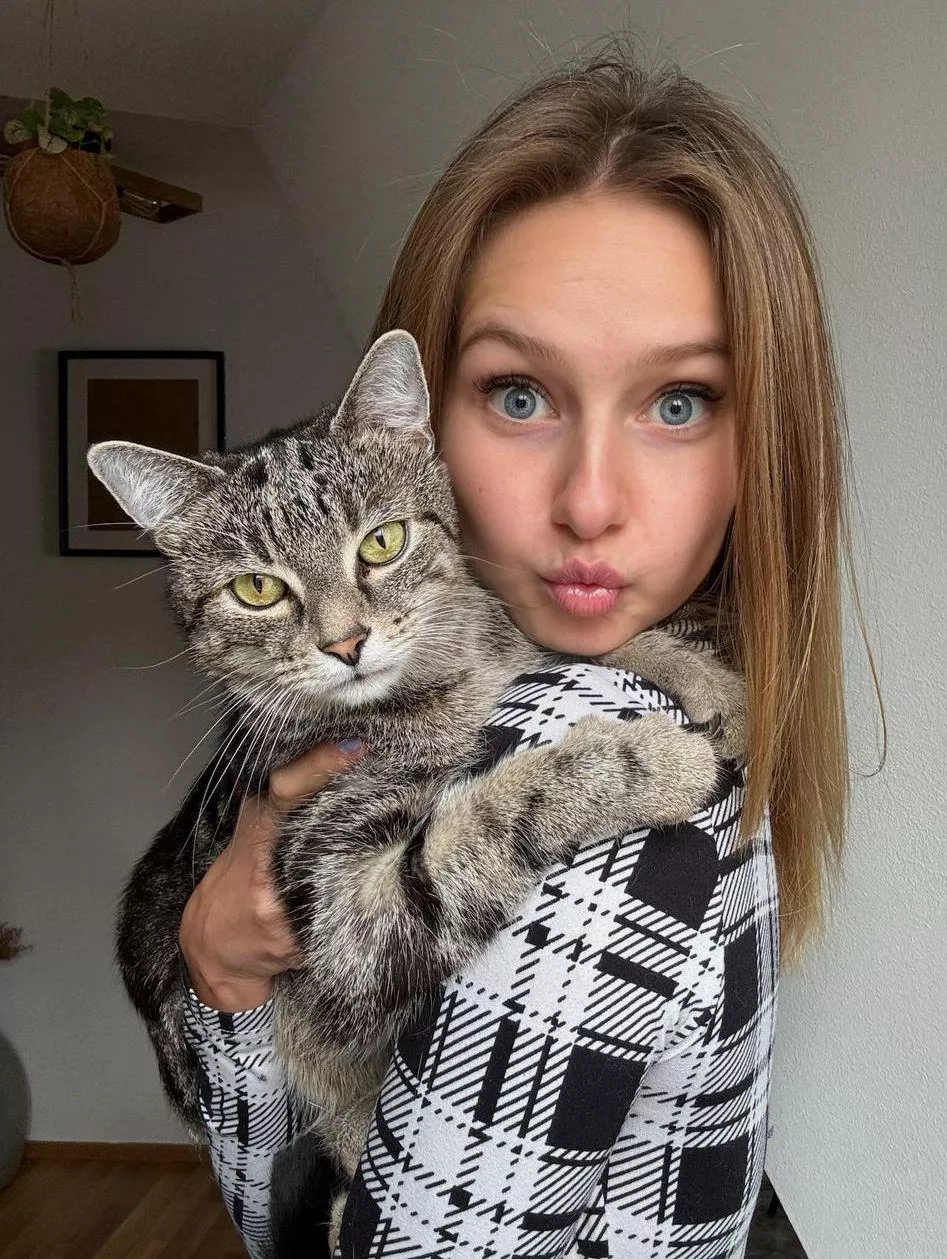 Who of us is cuter ? 