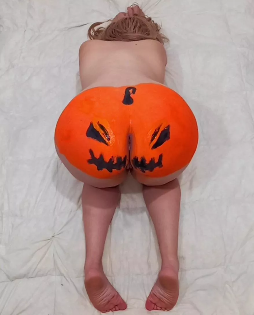 You invite Mommy to a costume party, but there is no other costume, surely that should be the case?