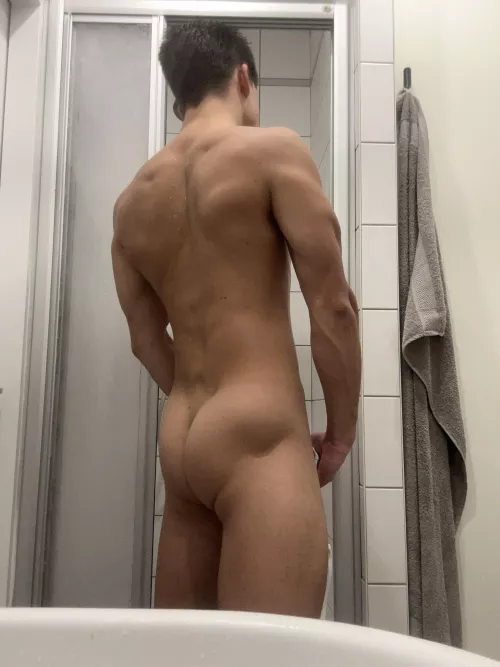 (20)Rate my butt from 1 to 10