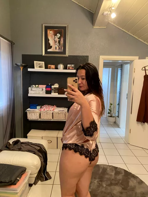 A view of the blonde's slender body in the mirror