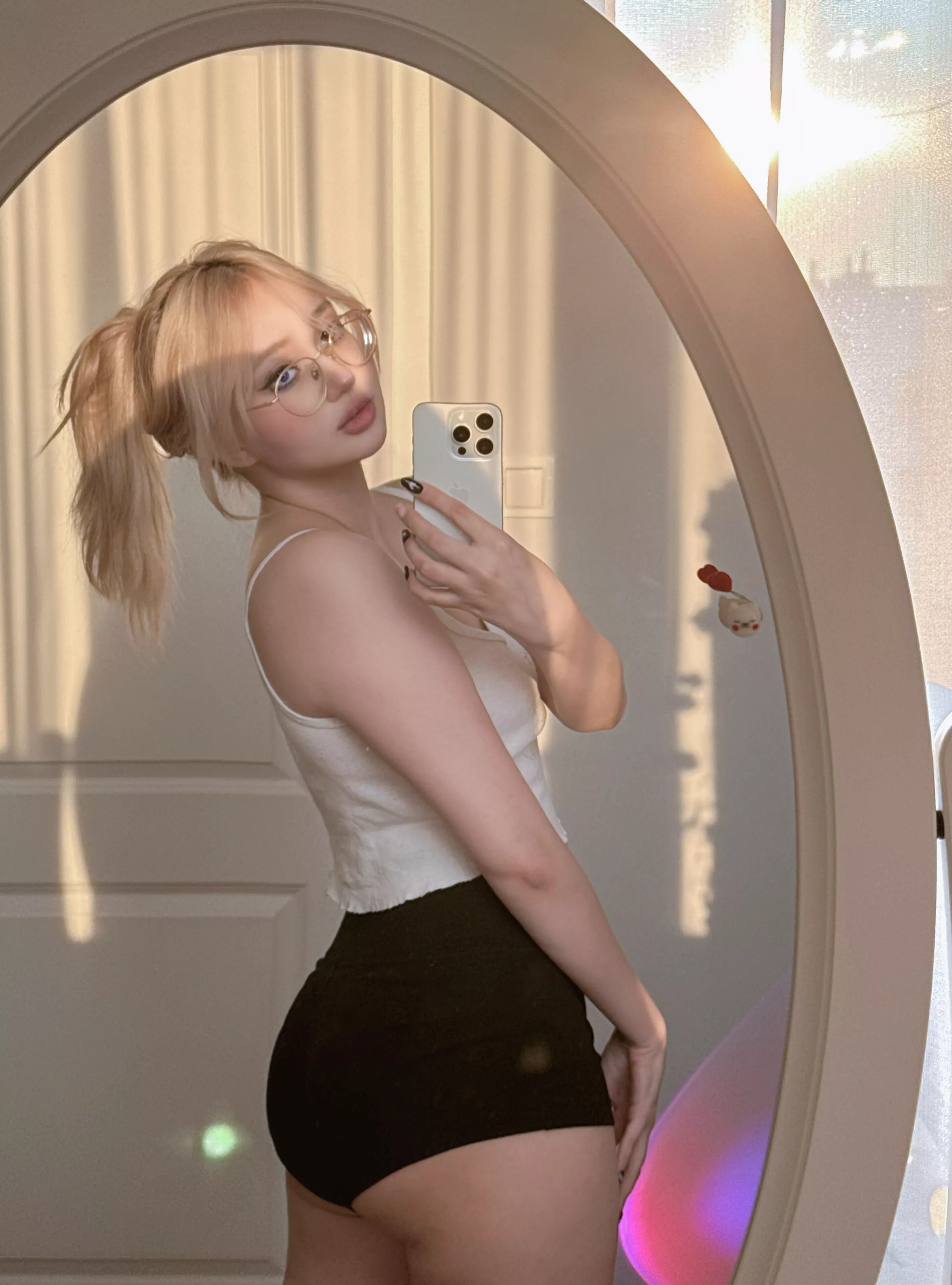 am I considered a HOT babe ;3 ?