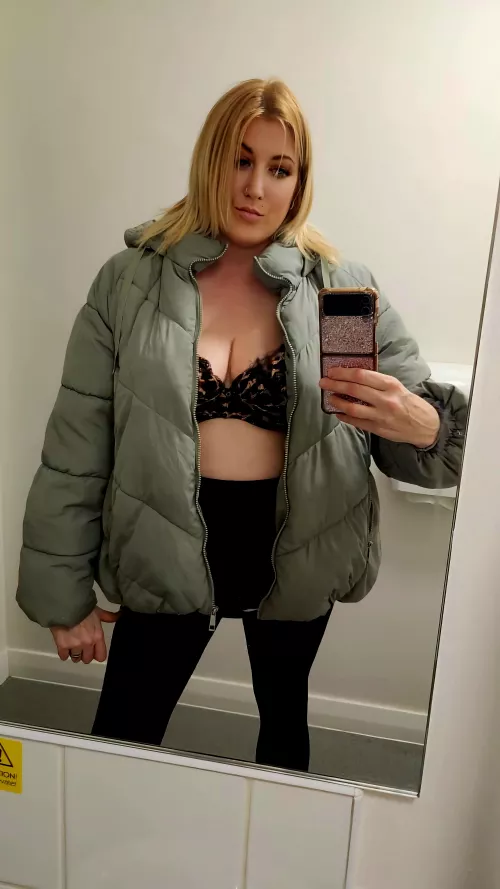 F31 bi UK mummy, definitely struggling with dressing to keep warm not sure what I'm doing wrong hehe. Keep upvoting and following nearly at the magic 3k followers 😘