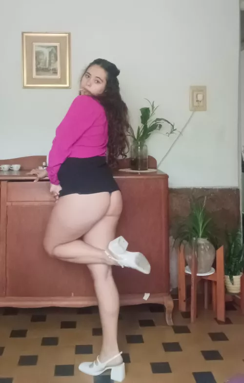 💋👀 Feeling Bold.. Take a Peek, If You Dare 😈👠