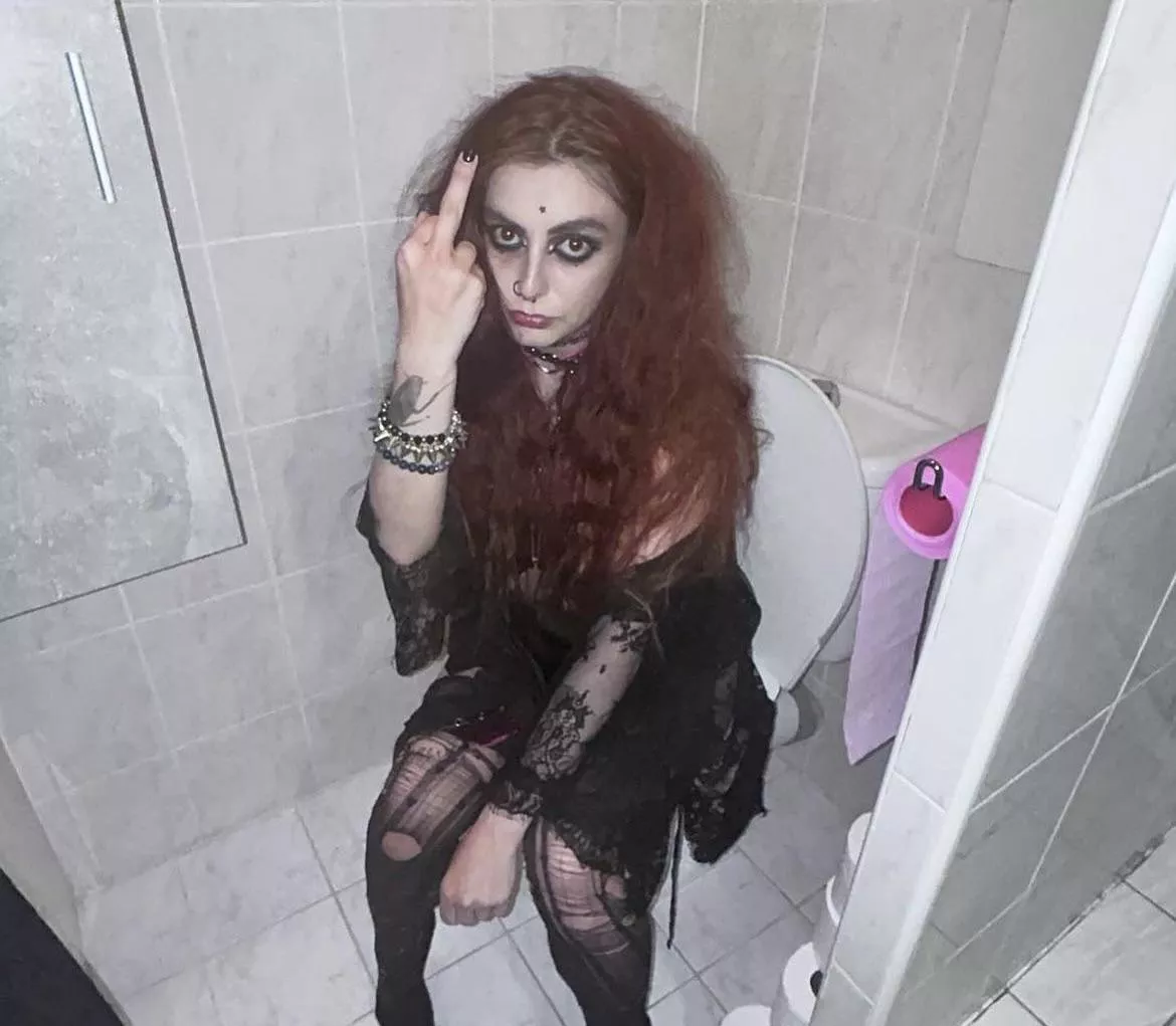 finally a reddit group 4 meh (a girl who loves to take pics/vids on the toilet doing business)