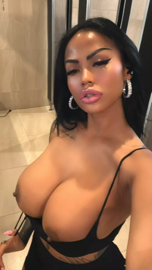 i can tell bimbos like me get your attention am i right 