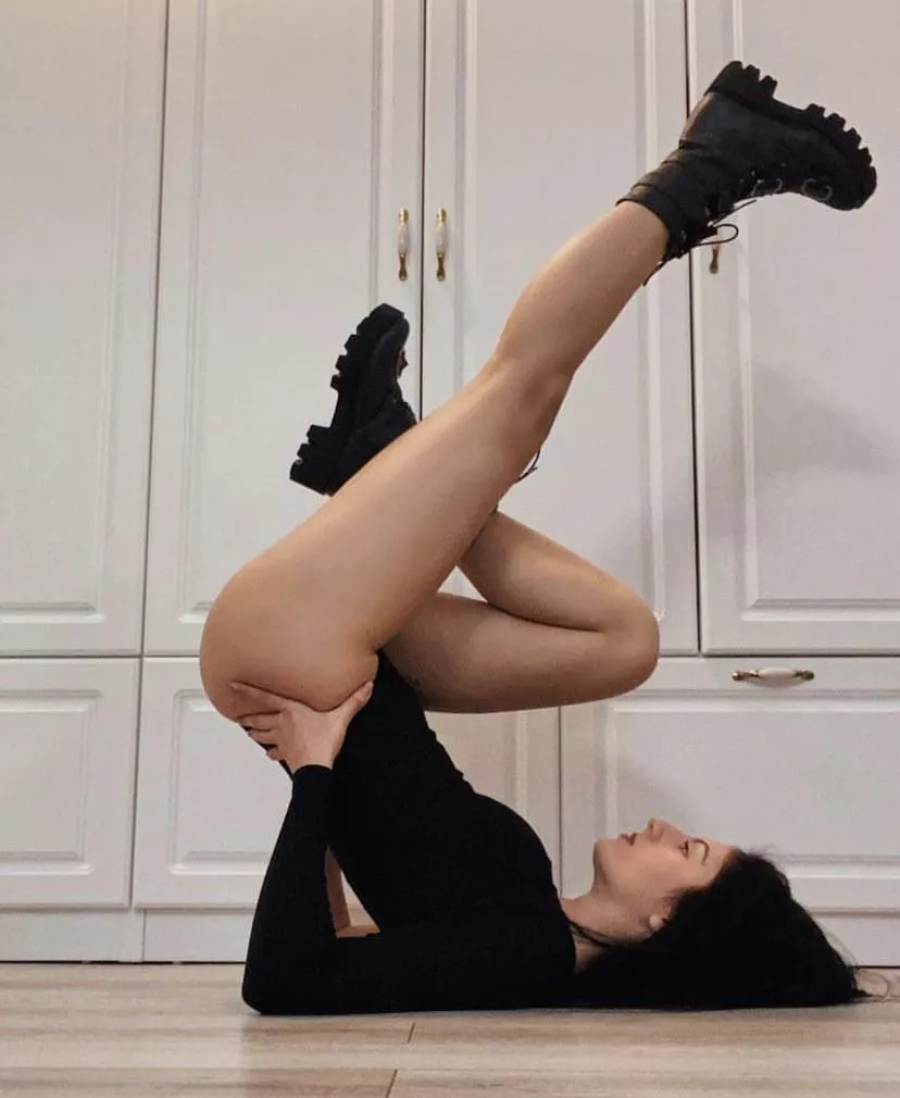 Just imagine this boot kicking you in the face, then you coming back and begging for more 💋🖤 Check comm