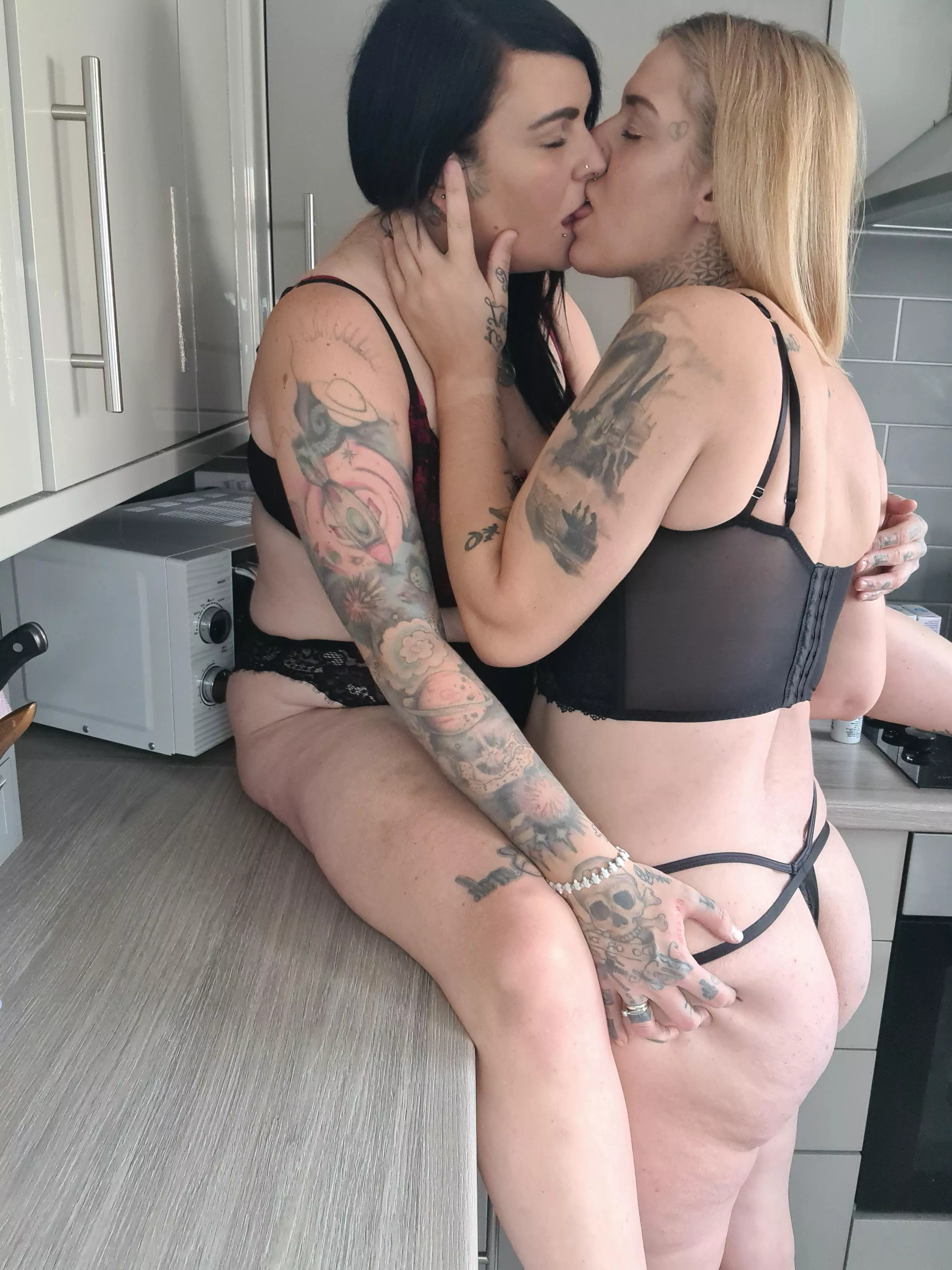 Married lesbians..Come play with us..😈💦