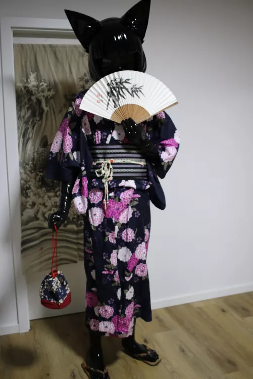 Teehee~ (📸 & 👘: @DeaField4 on Twitter)