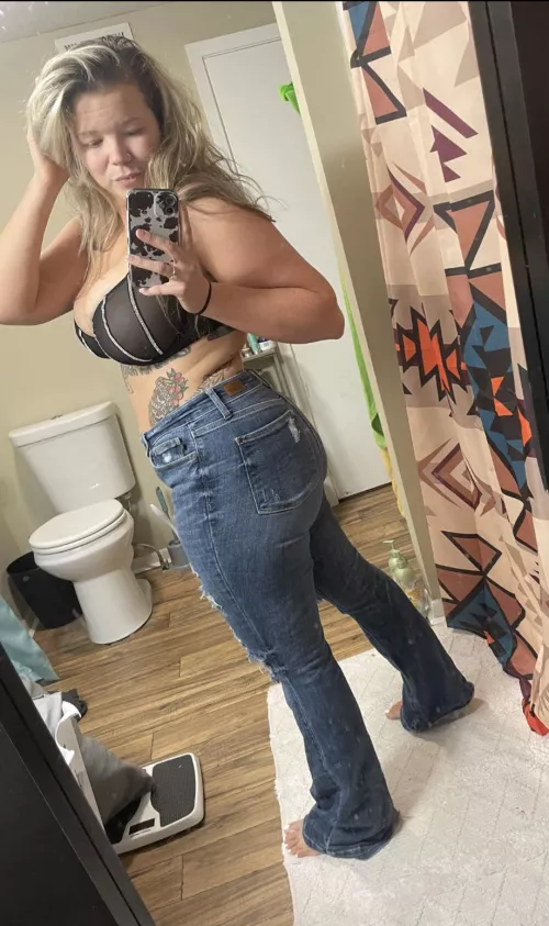 Tight jeans, crazy hair, dirty mirror. As real as it gets 💁🏼‍♀️