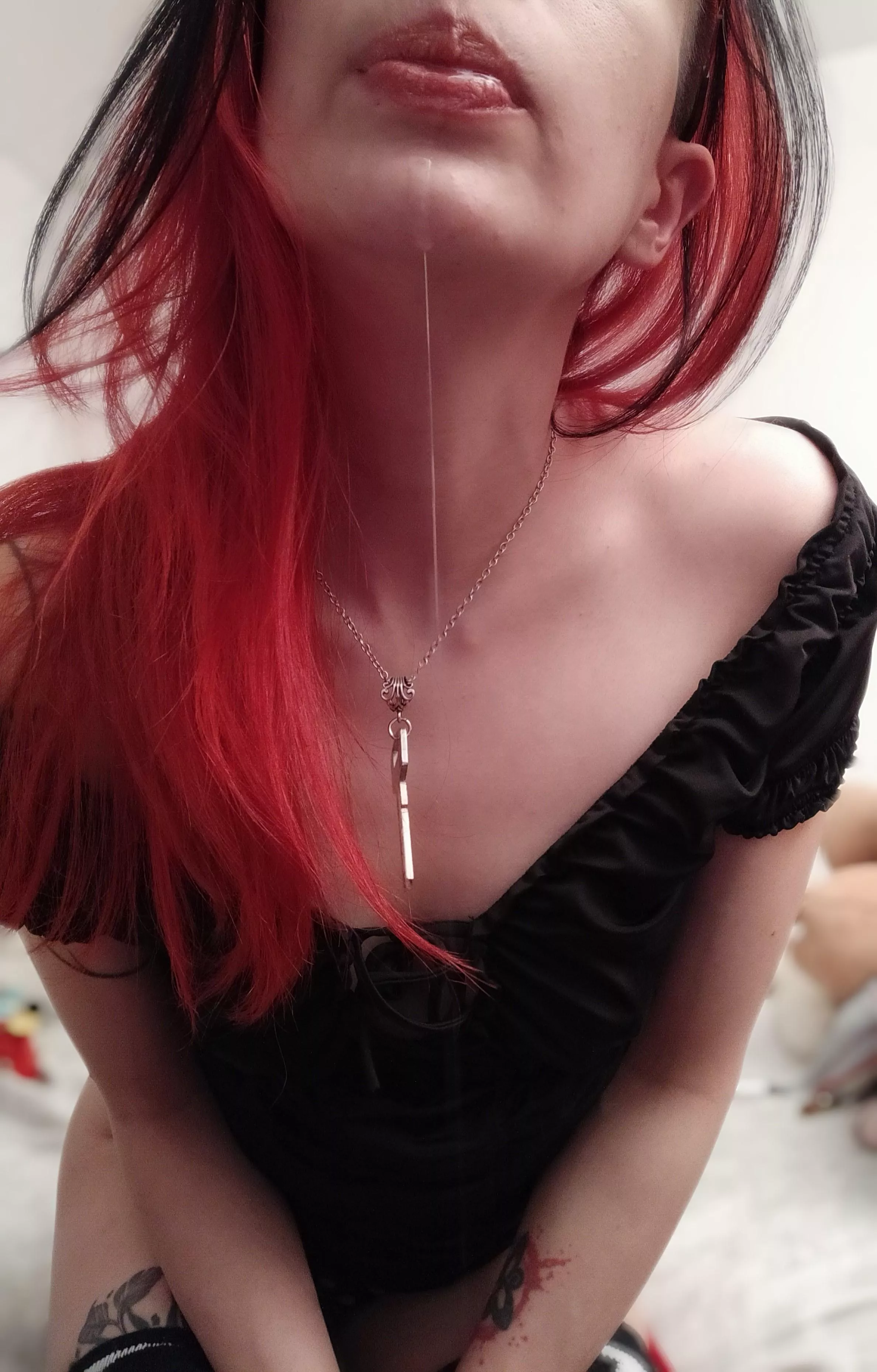 You must follow the saliva thread .. Where does it fall?