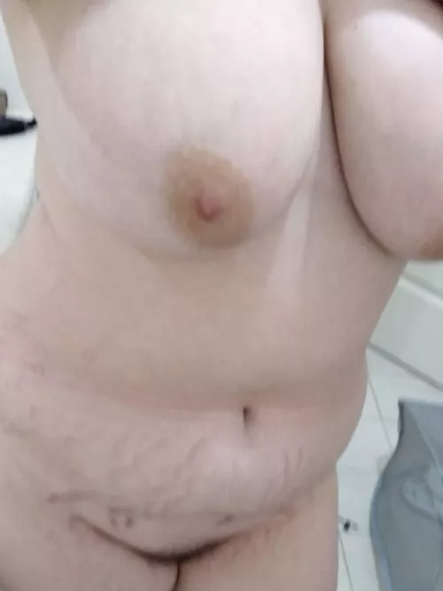 A new foto of my wife, what do you think of her married body? 