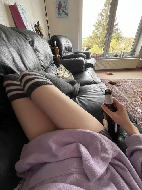 allein zuhause. erstmal sonntags bierchen im wohnzimmer genießen :3 😅