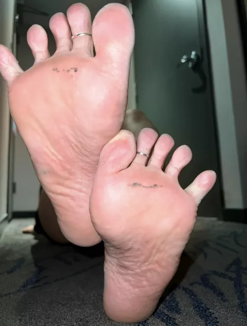 Happy feet friday! (oc)