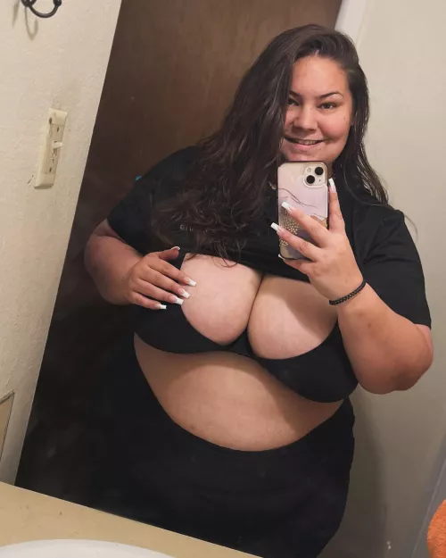 I did my nails today!! I’m so happy rn! 🙃💛