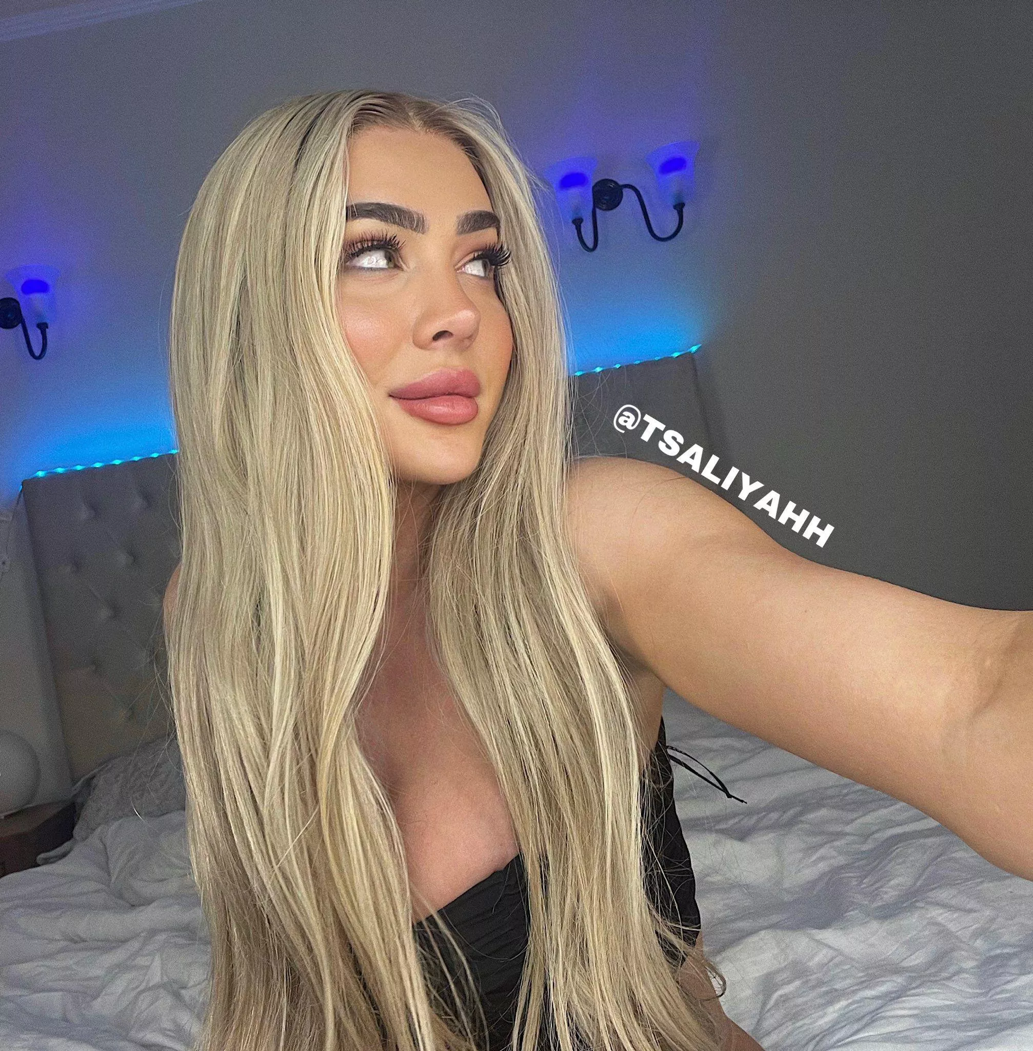 I look pretty cute as a blonde, would you agree? 🤭