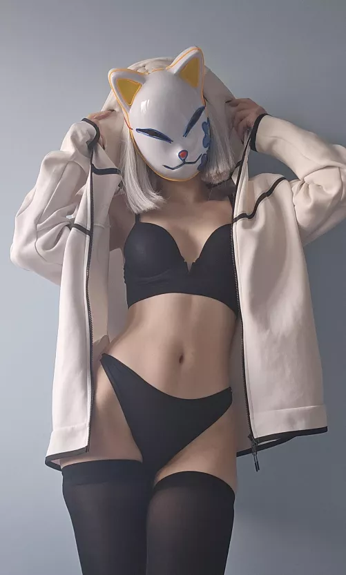 I want to send pics to as many people as possible, whos DM's are open?