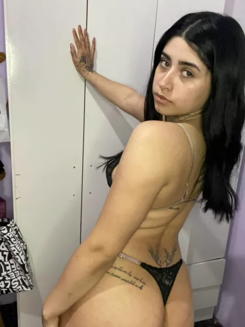 Looking for a guy who loves to party and have fun :) i'm open for some fun over the weekend
