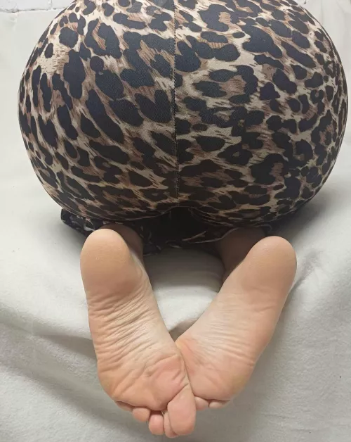 Suck each smelly toe, foot boy 🤤🧀 