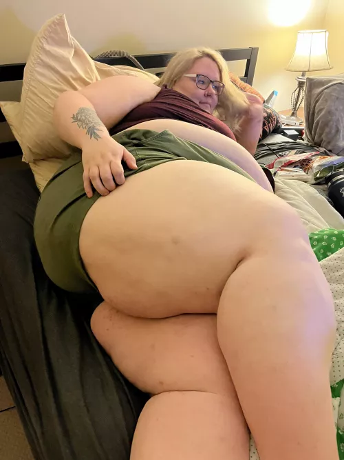 This is a queen size bed, if you can believe that 😈