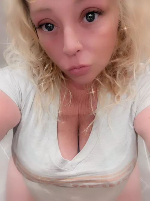 What's better to wake up to than a baby on her knees?! Custom content, live sessions and GFE! Good morning Daddy...