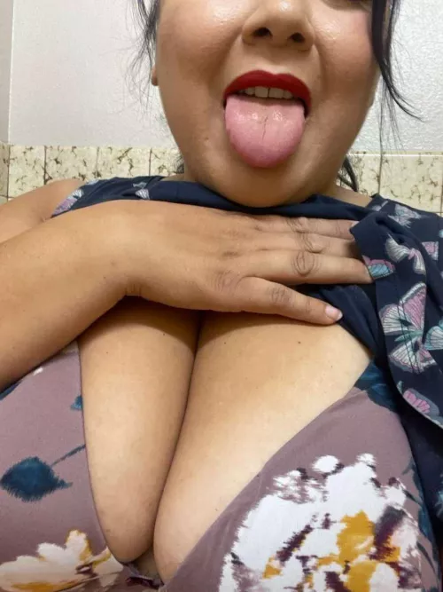 37 f been so horny lately. Where's all the girls and couples?