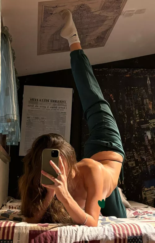 A vertical split in doggy to spice things up🤭