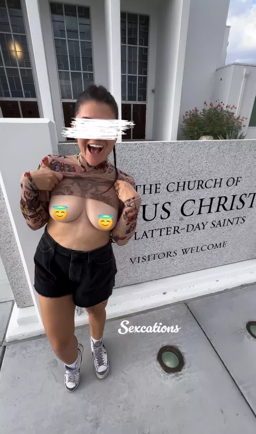 Flashing at every unique Meetinghouse welcome sign