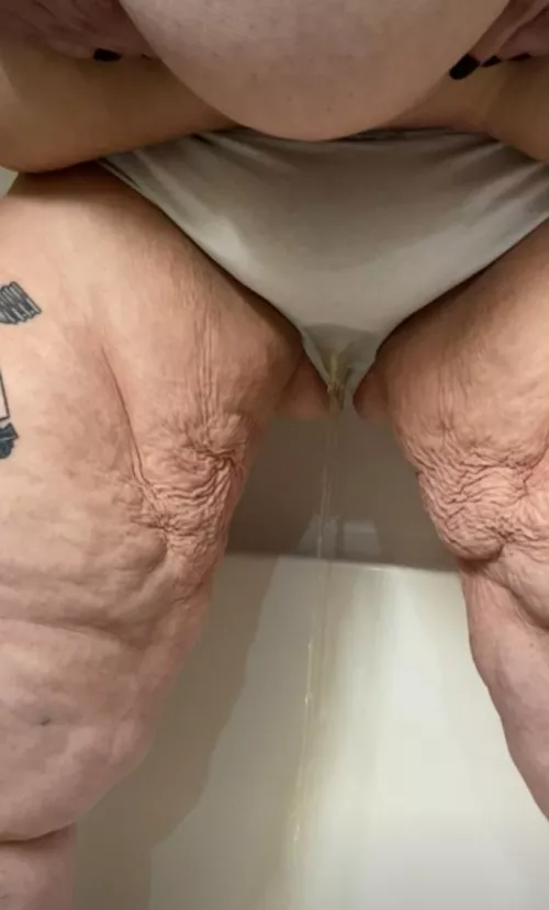 I love the feel of piss in  my panties. 