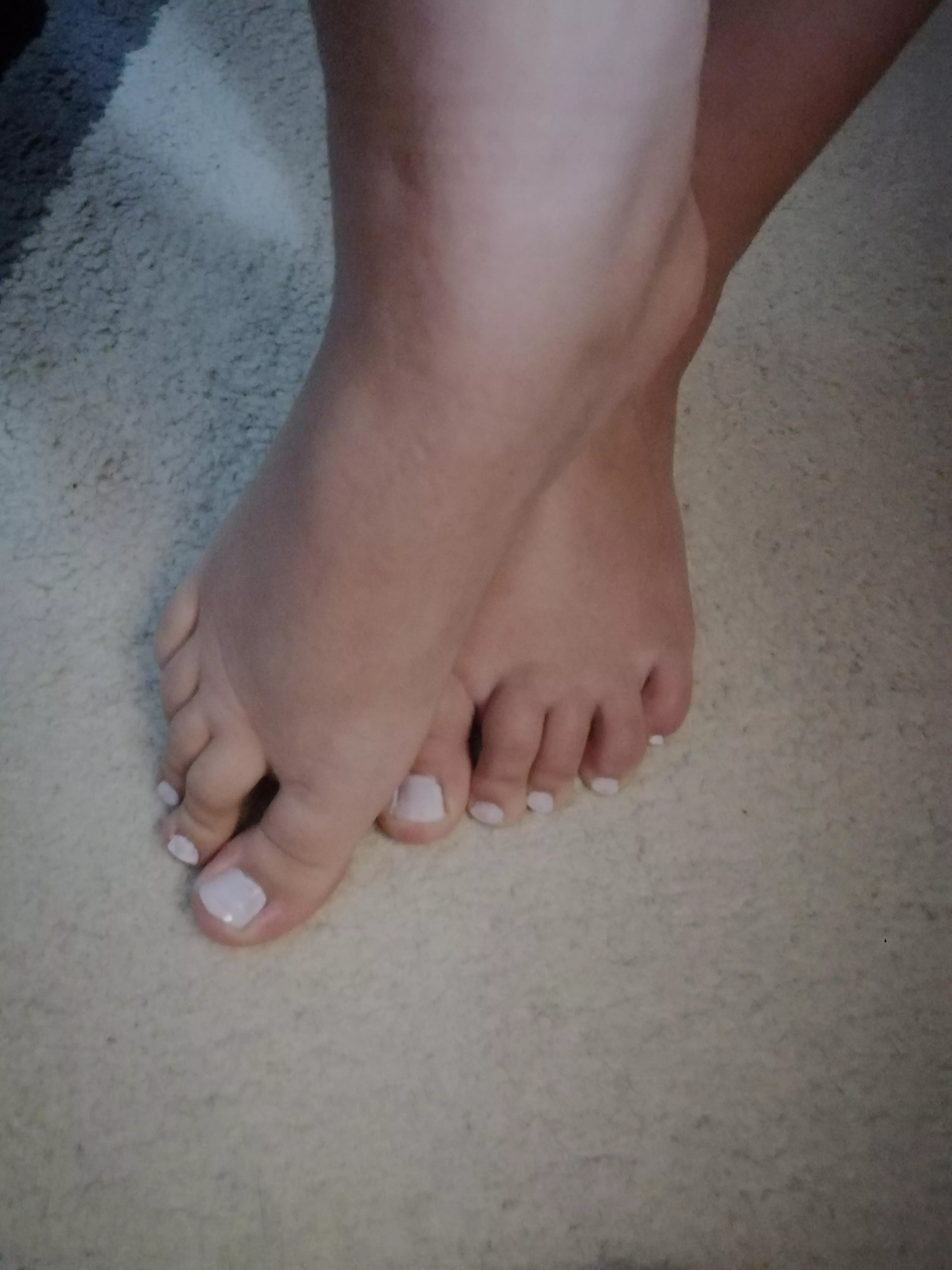 I love white on my toenails 😋 customs and more feet content on my free page, link in comments 😈