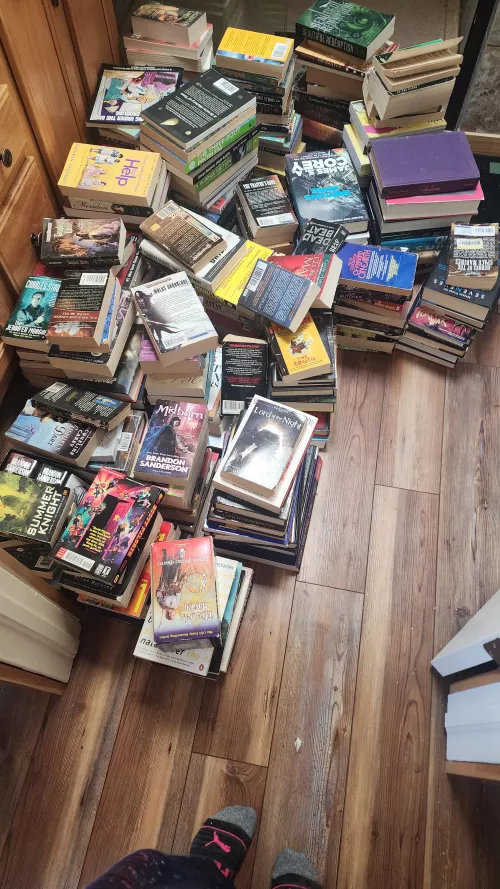 My book collection has gotten out of hand 🤣 I need some bookshelves