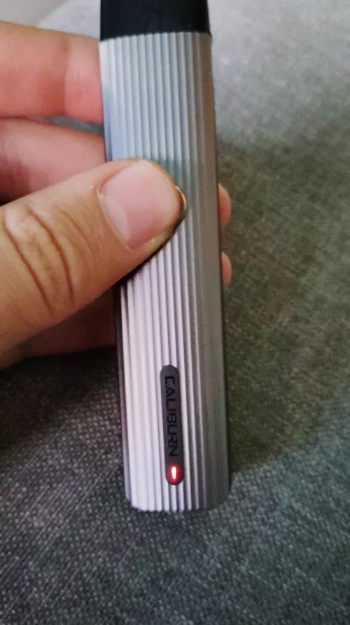 New vape flashes red doesn't charge