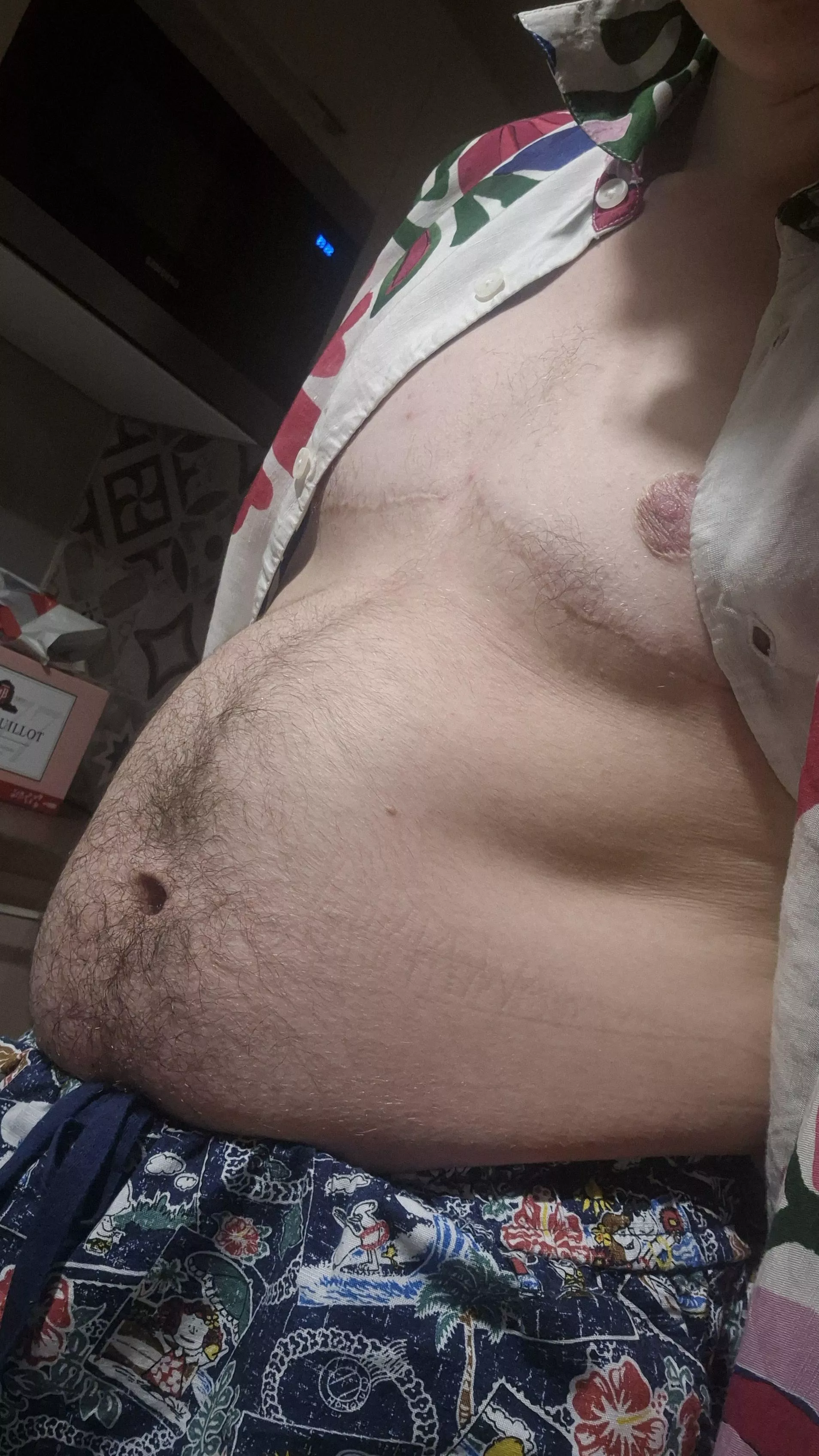 Ngl I'm feeling huge tonight. I'm supposed to wear a pretty skinny shirt for a wedding tomorrow, I know I won't be able to hide it, I'll shock all my relatives 😬 But my gut keeps getting wider, I can't help it