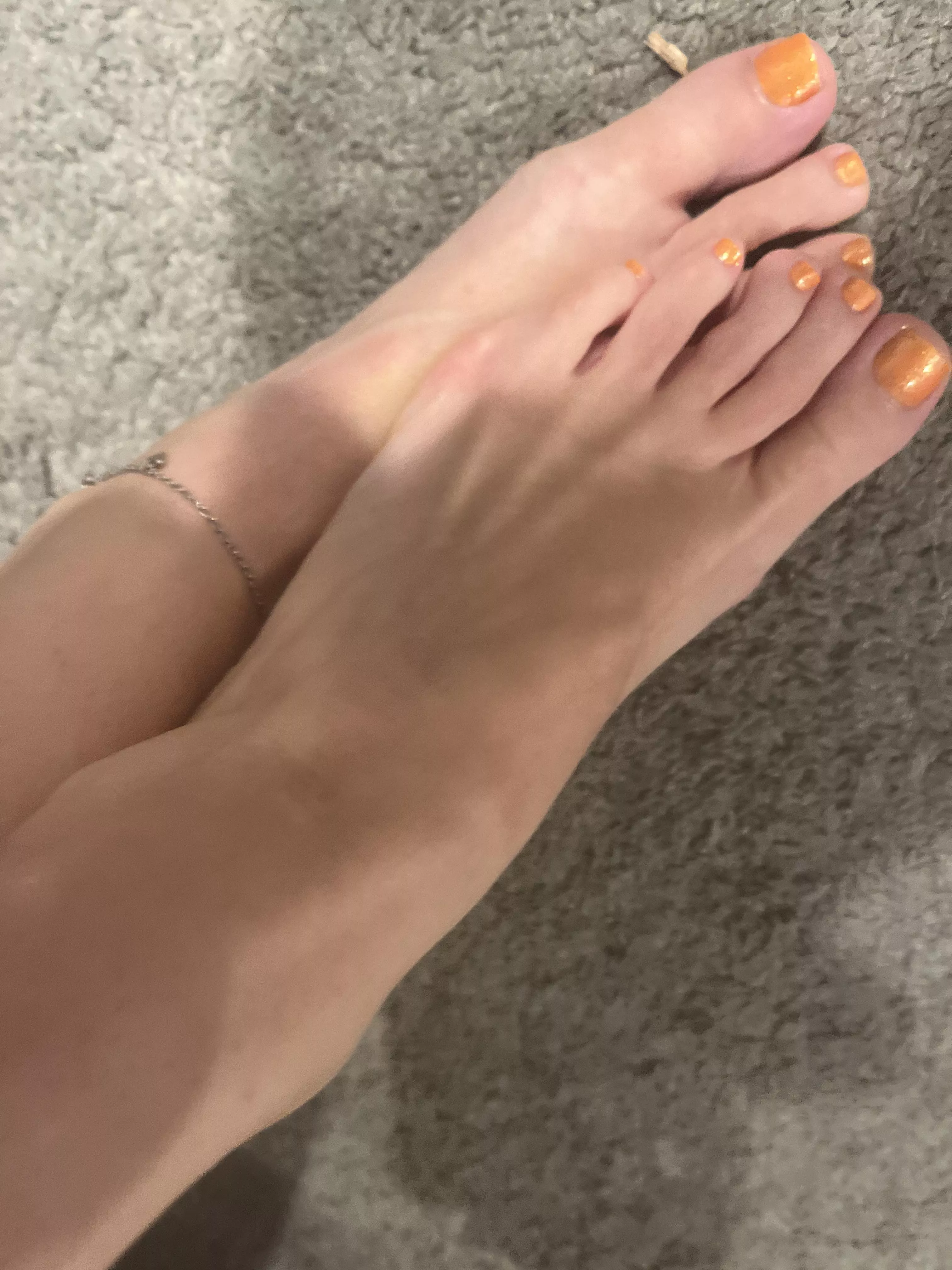Pale feet with orange toes. Just like you dreamed about 🧡