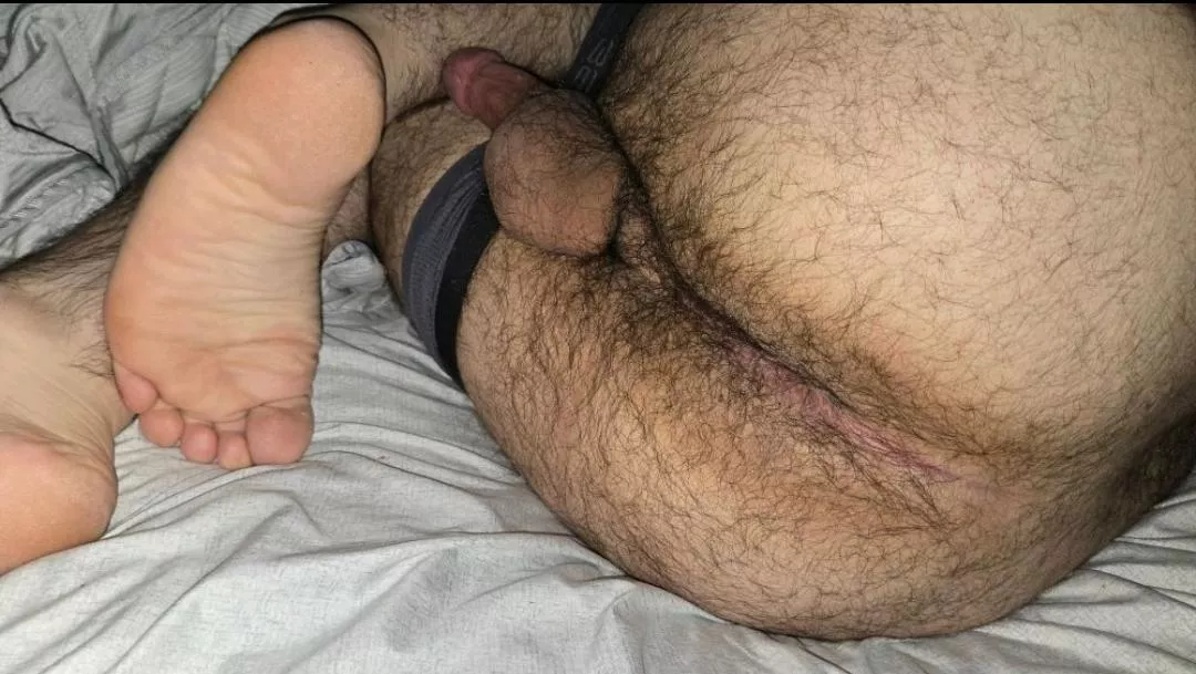 Some soft feet juxtaposed to some Hairy ass