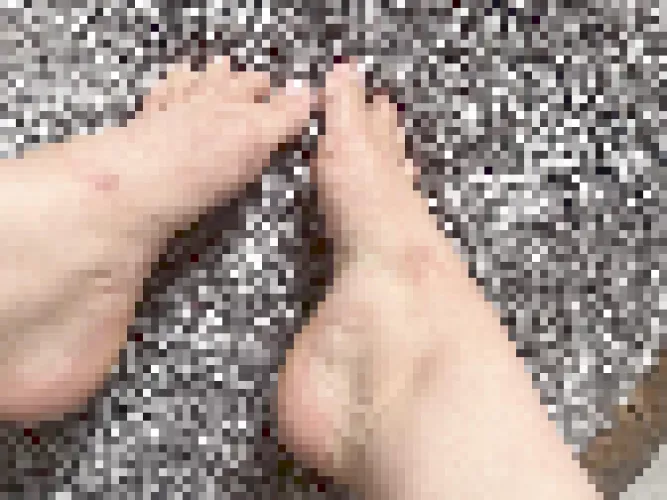 Such pathetic little betas don’t deserve to worship under Mommy’s feet 😘🤏🏼