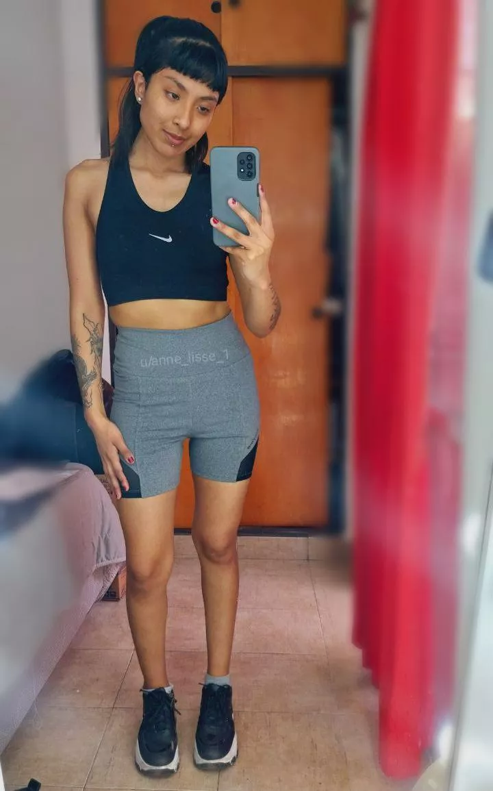 Tight workout clothes are perfect for cardio 