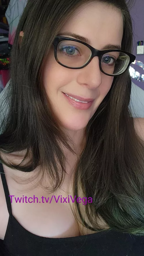 Whatcha dooooing? I'm live now on Twitch playing Final Fantasy XII, and ogling that sexy Viera bootycheeks 😍 Come hangout and ogle Fran with me 🥵❤️